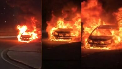 नरसिंगी सर्विस रोड पर कार में लगी भीषण आग, ड्राइवर ने बचाई अपनी जान