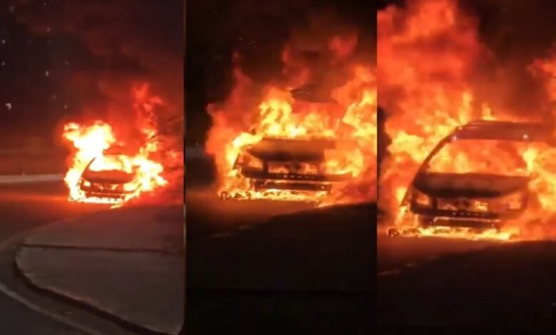 नरसिंगी सर्विस रोड पर कार में लगी भीषण आग, ड्राइवर ने बचाई अपनी जान