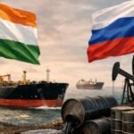 मिडिल ईस्ट में जारी तनाव के बीच भारत ने अपनी ऊर्जा रणनीति में बड़ा बदलाव करते हुए रूस से तेल आयात में भारी बढ़ोतरी की है। मार्च 2026 में रूसी तेल सप्लाई 82% बढ़कर 1.9 मिलियन बैरल प्रतिदिन पहुंच गई, जिससे भारत की कुल तेल आयात में इसकी हिस्सेदारी 45% से अधिक हो गई है। यह कदम ऐसे समय में उठाया गया है जब पश्चिम एशिया में होर्मुज जलडमरूमध्य के बंद होने से वैश्विक तेल सप्लाई बुरी तरह प्रभावित हुई है। ईरान, इजरायल और अमेरिका के बीच बढ़ते संघर्ष ने तेल बाजारों में अस्थिरता पैदा कर दी है। इराक, सऊदी अरब, यूएई और कुवैत जैसे पारंपरिक आपूर्तिकर्ताओं से भारत को मिलने वाला कच्चा तेल काफी घट गया है। ऐसे में भारत ने तेजी से रणनीति बदलते हुए रूस से आयात बढ़ाकर सप्लाई चेन को स्थिर बनाए रखा। भारत की रिफाइनरियों और सरकार की दूरदर्शिता का ही परिणाम है कि इस संकट के बावजूद देश में ईंधन की कोई कमी नहीं हुई। भारतीय कंपनियों ने पहले ही बड़ी मात्रा में रूसी कच्चा तेल खरीदकर भंडारण सुनिश्चित कर लिया था, जिससे उत्पादन प्रक्रिया निर्बाध जारी है। इस घटनाक्रम में कूटनीतिक सफलता भी देखने को मिली है। पहले जहां अमेरिका भारत पर रूसी तेल न खरीदने का दबाव बना रहा था, वहीं अब परिस्थितियों को देखते हुए उसने भारत को छूट दे दी है। यह भारत की बढ़ती वैश्विक साख और स्वतंत्र नीति का संकेत है। जहां तक पेट्रोल-डीजल की कीमतों का सवाल है, फिलहाल राहत की स्थिति बनी हुई है। भारत का मजबूत भंडारण तंत्र और लचीली सप्लाई चेन यह सुनिश्चित कर रही है कि आम जनता पर इस संकट का सीधा असर न पड़े। कुल मिलाकर, भारत ने इस चुनौती को अवसर में बदलते हुए अपनी ऊर्जा सुरक्षा को मजबूती दी है।