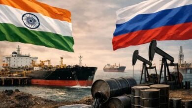मिडिल ईस्ट में जारी तनाव के बीच भारत ने अपनी ऊर्जा रणनीति में बड़ा बदलाव करते हुए रूस से तेल आयात में भारी बढ़ोतरी की है। मार्च 2026 में रूसी तेल सप्लाई 82% बढ़कर 1.9 मिलियन बैरल प्रतिदिन पहुंच गई, जिससे भारत की कुल तेल आयात में इसकी हिस्सेदारी 45% से अधिक हो गई है। यह कदम ऐसे समय में उठाया गया है जब पश्चिम एशिया में होर्मुज जलडमरूमध्य के बंद होने से वैश्विक तेल सप्लाई बुरी तरह प्रभावित हुई है। ईरान, इजरायल और अमेरिका के बीच बढ़ते संघर्ष ने तेल बाजारों में अस्थिरता पैदा कर दी है। इराक, सऊदी अरब, यूएई और कुवैत जैसे पारंपरिक आपूर्तिकर्ताओं से भारत को मिलने वाला कच्चा तेल काफी घट गया है। ऐसे में भारत ने तेजी से रणनीति बदलते हुए रूस से आयात बढ़ाकर सप्लाई चेन को स्थिर बनाए रखा। भारत की रिफाइनरियों और सरकार की दूरदर्शिता का ही परिणाम है कि इस संकट के बावजूद देश में ईंधन की कोई कमी नहीं हुई। भारतीय कंपनियों ने पहले ही बड़ी मात्रा में रूसी कच्चा तेल खरीदकर भंडारण सुनिश्चित कर लिया था, जिससे उत्पादन प्रक्रिया निर्बाध जारी है। इस घटनाक्रम में कूटनीतिक सफलता भी देखने को मिली है। पहले जहां अमेरिका भारत पर रूसी तेल न खरीदने का दबाव बना रहा था, वहीं अब परिस्थितियों को देखते हुए उसने भारत को छूट दे दी है। यह भारत की बढ़ती वैश्विक साख और स्वतंत्र नीति का संकेत है। जहां तक पेट्रोल-डीजल की कीमतों का सवाल है, फिलहाल राहत की स्थिति बनी हुई है। भारत का मजबूत भंडारण तंत्र और लचीली सप्लाई चेन यह सुनिश्चित कर रही है कि आम जनता पर इस संकट का सीधा असर न पड़े। कुल मिलाकर, भारत ने इस चुनौती को अवसर में बदलते हुए अपनी ऊर्जा सुरक्षा को मजबूती दी है।
