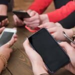 लोग महंगे स्मार्टफोन खरीदने से बच रहे, युद्ध और महंगाई ने बदली खरीदारी की प्राथमिकताएं