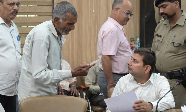 बेटे-बहू पर उत्पीड़न के आरोप जनता दरबार में भावुक कर देने वाले मामले