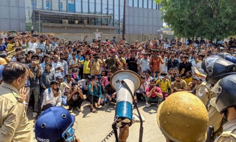 नोएडा में मजदूरों का हिंसक बवाल सैलरी विवाद से मचा बड़ा हंगामा