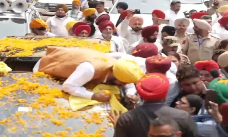 अमृतपाल सिंह को लेकर फिर गरमाई पंजाब की राजनीति, मां ने CM मान से पूछे सवाल