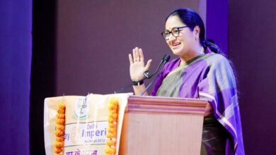 मुख्यमंत्री रेखा गुप्ता ने छात्राओं को साइकिल देकर शिक्षा मिशन को दी नई रफ्तार