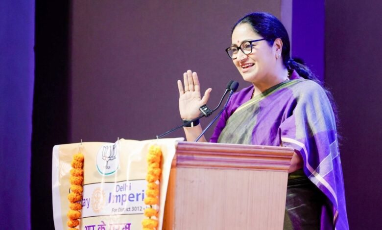 मुख्यमंत्री रेखा गुप्ता ने छात्राओं को साइकिल देकर शिक्षा मिशन को दी नई रफ्तार