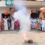 असम और बंगाल में BJP की जीत से UP में खुशी की लहर, विपक्ष पर हमला तेज