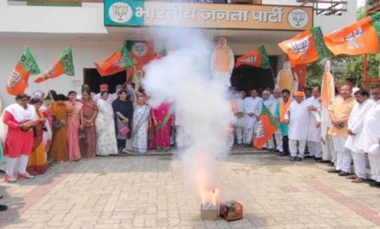 असम और बंगाल में BJP की जीत से UP में खुशी की लहर, विपक्ष पर हमला तेज