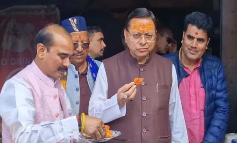बेरीनाग बाजार में अचानक पहुंचे मुख्यमंत्री धामी, जलेबी खाते खाते लोगों से कही बड़ी बात