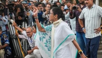 ममता बनर्जी का धरना और BJP पर गंभीर आरोप चुनाव आयोग सक्रिय