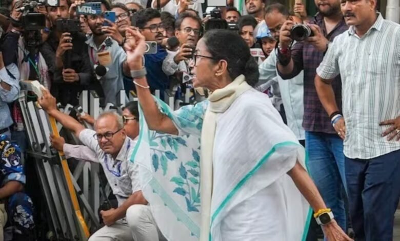 ममता बनर्जी का धरना और BJP पर गंभीर आरोप चुनाव आयोग सक्रिय