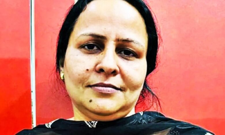 कॉकरोच जनता पार्टी के प्रदर्शन में शामिल गेस्ट टीचर का निलंबन, हरियाणा में बढ़ी चर्चा