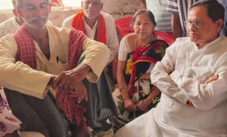 भरत तिवारी एनकाउंटर मामले में बढ़ी सियासी हलचल, परिवार से मिले सभापति