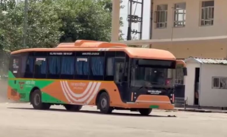 नोएडा-ग्रेटर नोएडा में दौड़ीं 100 इलेक्ट्रिक बसें, यात्रियों को मिली बड़ी राहत