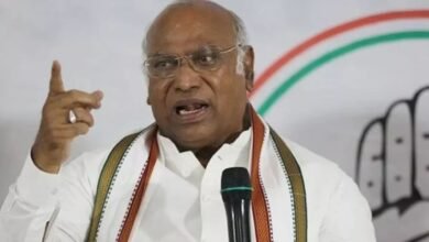 'डीके-डीके' के नारों पर भड़के खरगे, कार्यकर्ताओं को मंच से लगाई फटकार