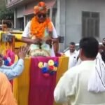 रिटायरमेंट को बनाया यादगार! 100 फीट ऊंची क्रेन पर बैठकर गांव पहुंचे कर्मचारी, देखने उमड़ी भीड़
