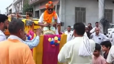 रिटायरमेंट को बनाया यादगार! 100 फीट ऊंची क्रेन पर बैठकर गांव पहुंचे कर्मचारी, देखने उमड़ी भीड़