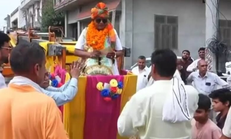 रिटायरमेंट को बनाया यादगार! 100 फीट ऊंची क्रेन पर बैठकर गांव पहुंचे कर्मचारी, देखने उमड़ी भीड़