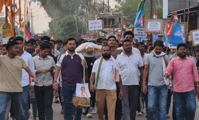 नीट पेपर लीक पर चकाई में भीम आर्मी का प्रदर्शन, शिक्षा मंत्री का पुतला फूंका