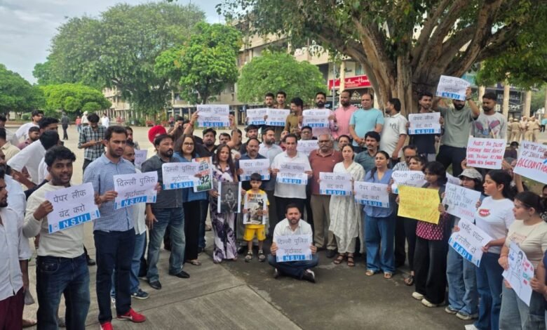 जंतर-मंतर लाठीचार्ज के विरोध में पंचकूला में कांग्रेस का प्रदर्शन, राष्ट्रपति के नाम सौंपा ज्ञापन