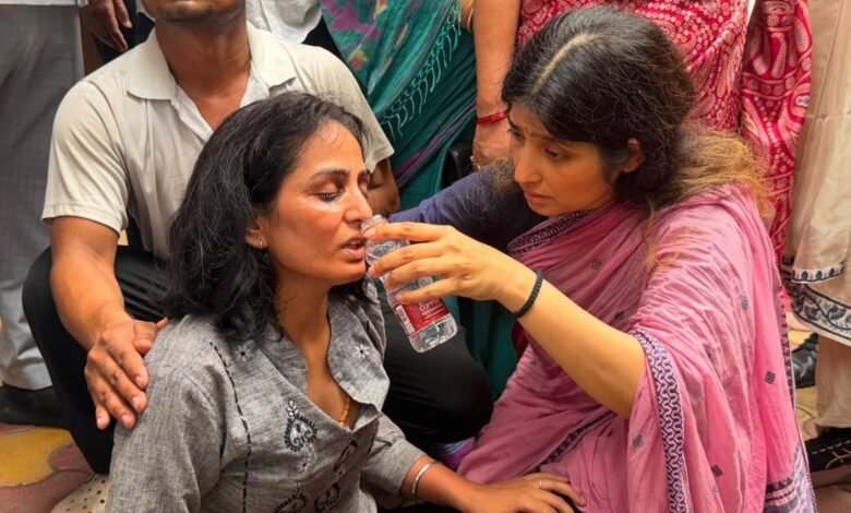 घायल छात्रों की मदद पर डिंपल यादव की बीजेपी विधायक ने की तारीफ, बोलीं- इंसानियत सबसे पहले