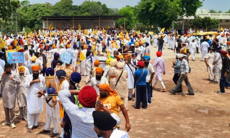 अमृतपाल सिंह की रिहाई की मांग को लेकर वारिस पंजाब दे का चंडीगढ़ कूच, मोहाली में जुटे समर्थक