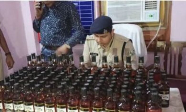 NH-31 पर गुप्त तहखाने में छिपाकर ले जाई जा रही 443 लीटर विदेशी शराब जब्त, दो गिरफ्तार