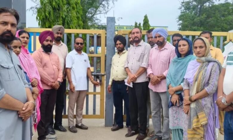 जालंधर में कॉलेज दाखिले को लेकर हंगामा, अभिभावकों ने गेट पर लगाया ताला