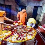 गुप्त नवरात्र में मां पाटेश्वरी के दरबार पहुंचे CM योगी, बच्चों को बांटी चॉकलेट
