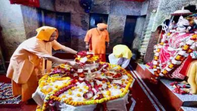 गुप्त नवरात्र में मां पाटेश्वरी के दरबार पहुंचे CM योगी, बच्चों को बांटी चॉकलेट