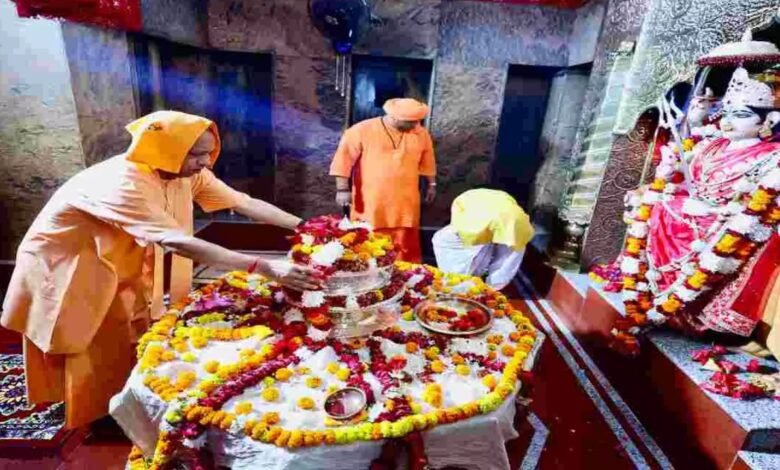 गुप्त नवरात्र में मां पाटेश्वरी के दरबार पहुंचे CM योगी, बच्चों को बांटी चॉकलेट