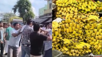 बागपत में केले को लेकर बीच सड़क पर भिड़े दुकानदार और ग्राहक, मारपीट का वीडियो वायरल