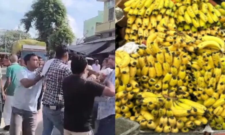 बागपत में केले को लेकर बीच सड़क पर भिड़े दुकानदार और ग्राहक, मारपीट का वीडियो वायरल