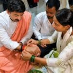 भरत तिवारी के घर पहुंचे मनोज तिवारी, बहन ने राखी बांधकर कहा- न्याय मिला तो भाई मिल गया