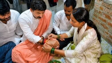 भरत तिवारी के घर पहुंचे मनोज तिवारी, बहन ने राखी बांधकर कहा- न्याय मिला तो भाई मिल गया