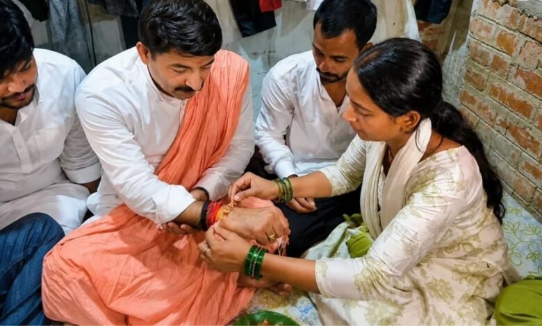 भरत तिवारी के घर पहुंचे मनोज तिवारी, बहन ने राखी बांधकर कहा- न्याय मिला तो भाई मिल गया