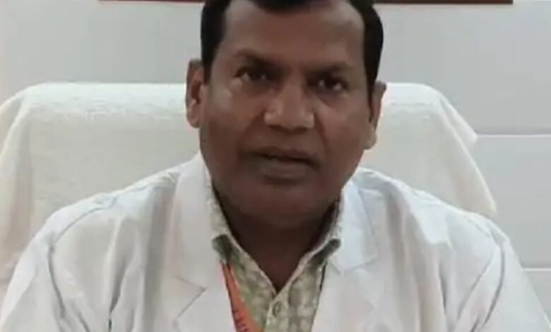 गोरखपुर जिला अस्पताल के नए SIC बने डॉ. आरडी रमन, मरीजों की बेहतर देखभाल पर जोर