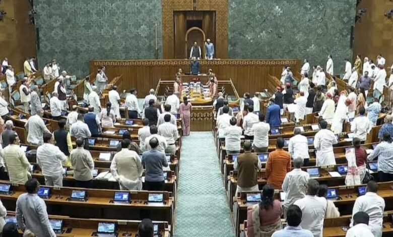 संसद में फिर हंगामा, 17वें दिन भी नहीं चली कार्यवाही; सरकार ने विपक्ष की मांगों पर दिया बड़ा संकेत