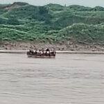 मुरैना में चंबल की बीच धार में खराब हुआ स्टीमर, 100 से ज्यादा यात्री फंसे, तेज बहाव में बहने से मची दहशत