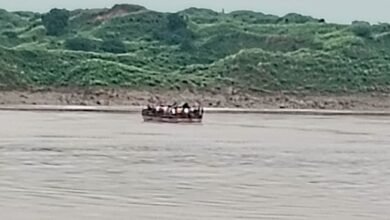 मुरैना में चंबल की बीच धार में खराब हुआ स्टीमर, 100 से ज्यादा यात्री फंसे, तेज बहाव में बहने से मची दहशत