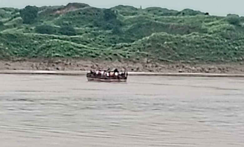 मुरैना में चंबल की बीच धार में खराब हुआ स्टीमर, 100 से ज्यादा यात्री फंसे, तेज बहाव में बहने से मची दहशत