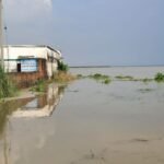 गोरखपुर में सरयू का बढ़ा जलस्तर, छह गांव बाढ़ की चपेट में; नावों से हो रहा आवागमन