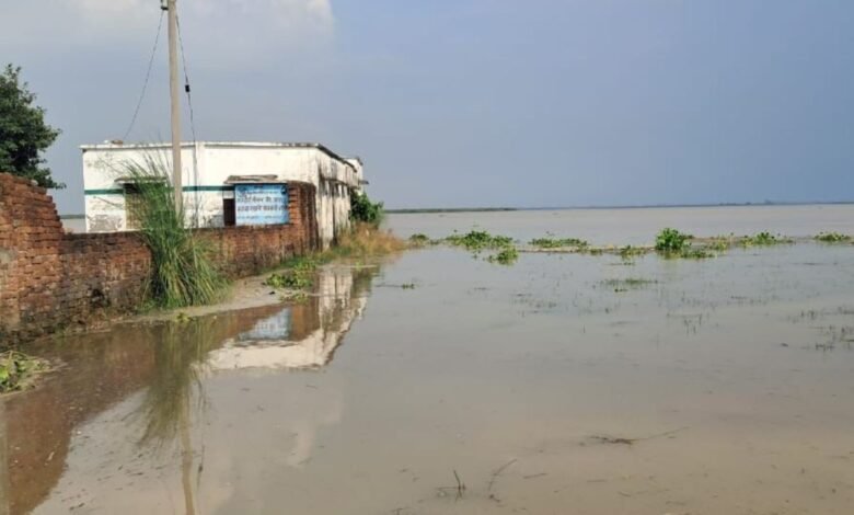 गोरखपुर में सरयू का बढ़ा जलस्तर, छह गांव बाढ़ की चपेट में; नावों से हो रहा आवागमन