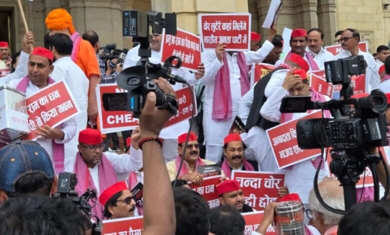 यूपी विधानसभा के मानसून सत्र से पहले सपा का जोरदार प्रदर्शन, राम मंदिर और नीट मुद्दे पर सरकार को घेरा
