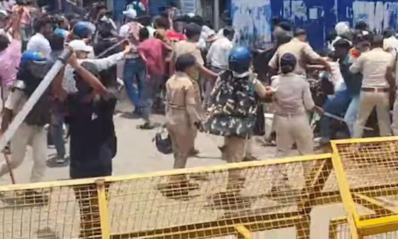 पटना में रिजल्ट गड़बड़ी को लेकर छात्रों का हंगामा, पुलिसकर्मियों से मारपीट के बाद AKU कैंपस में तनाव बढ़ा