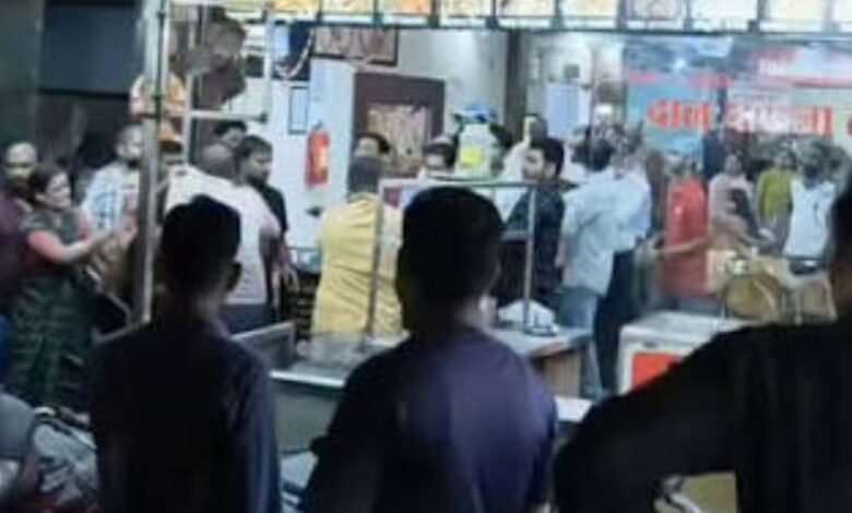 महाकाल मंदिर के गेट नंबर एक के बाहर श्रद्धालुओं से मारपीट का आरोप, वायरल वीडियो ने मचाई सनसनी