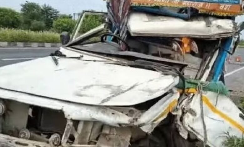 KMP एक्सप्रेसवे पर दर्दनाक हादसा, ट्रक से टकराई श्रद्धालुओं से भरी पिकअप; 6 महिलाओं की मौत