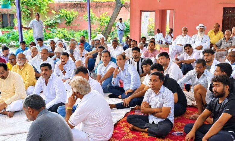 109 साल पुराने MLA स्कूल के भविष्य पर जाटोली में मंथन, भवन बचाने की उठी मांग