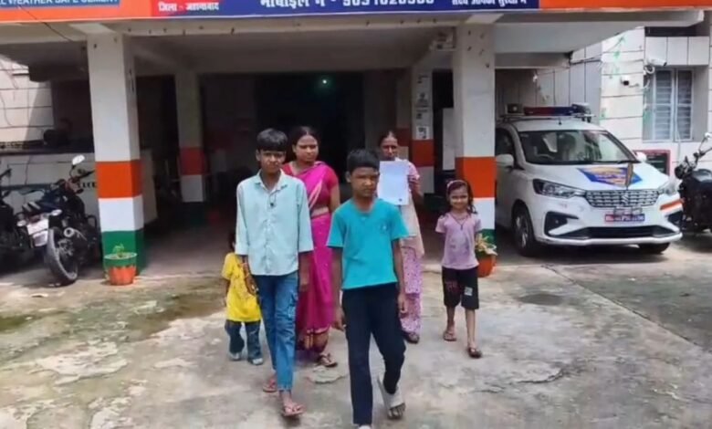 दो पत्नियों और चार बच्चों को छोड़ तीसरी महिला संग फरार हुआ राजू, दोनों पत्नियां पहुंचीं थाने