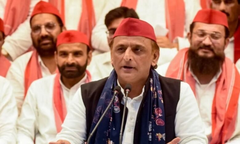 यूपी चुनाव से पहले अखिलेश यादव का नया दांव, लाल के साथ नीले रंग में दिखेगी सपा